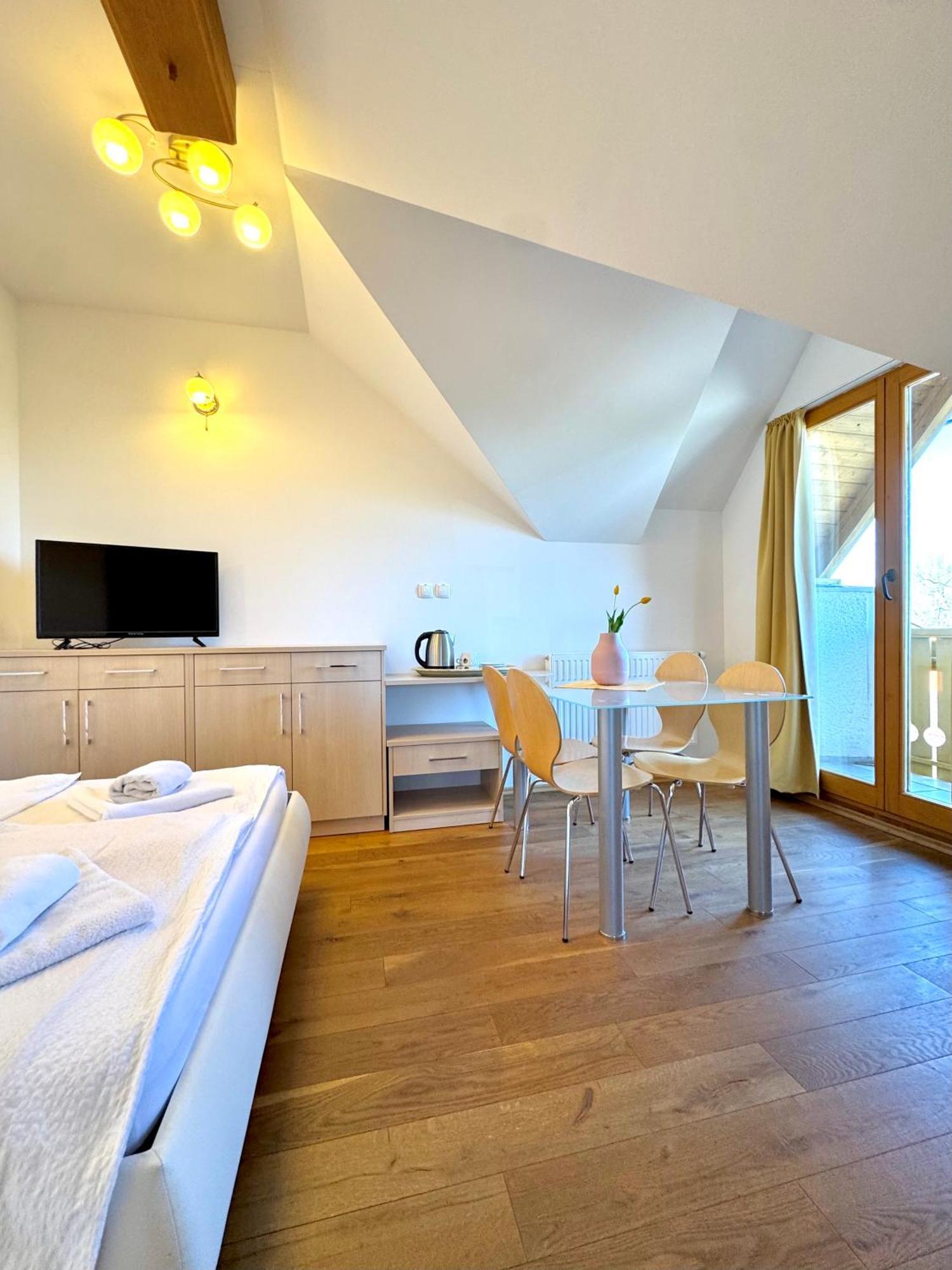 Guest House Domacija Krnc Hrib pri Hinjah Ngoại thất bức ảnh